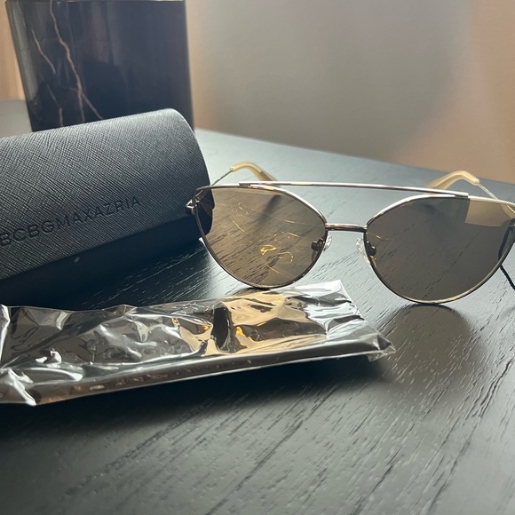 NWT BCBGMAXAZRIA 60mm Cat Eye Sunglasses in Pearl with Case and Cleaning Cloth - Picture 6 of 6